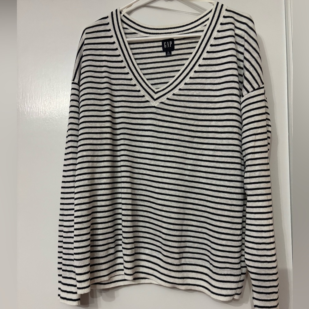 GAP Women's navy & White Striped linen blend V-Neck Sweater